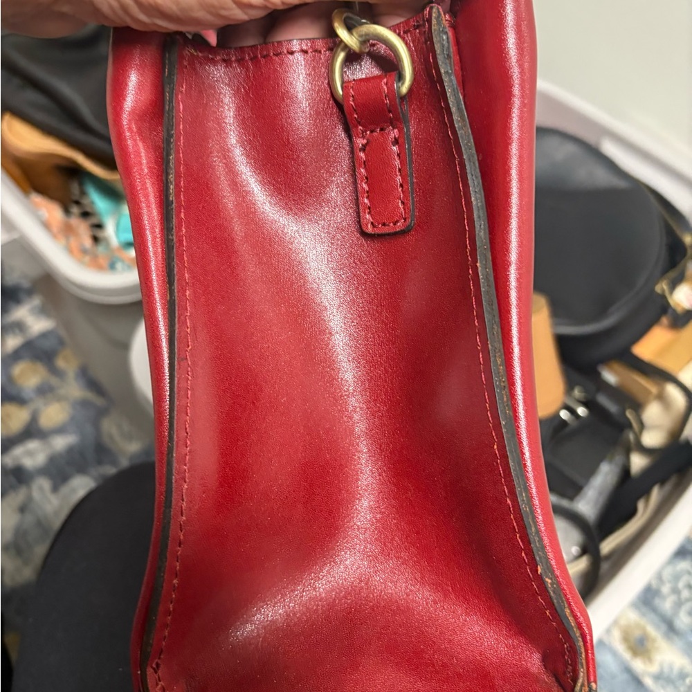 Elegant Red Floral Embossed Handbag - Picture 8 of 9